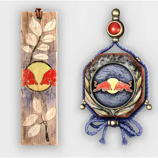 Assassin's Creed Shadows [DLC]  Red Bull Medallion + Wooden Plaque Trinkets